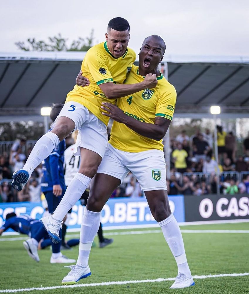 O gol · a malha em jogo, no Brasil de FUT7 — peça pronta com malha Sublimatex
