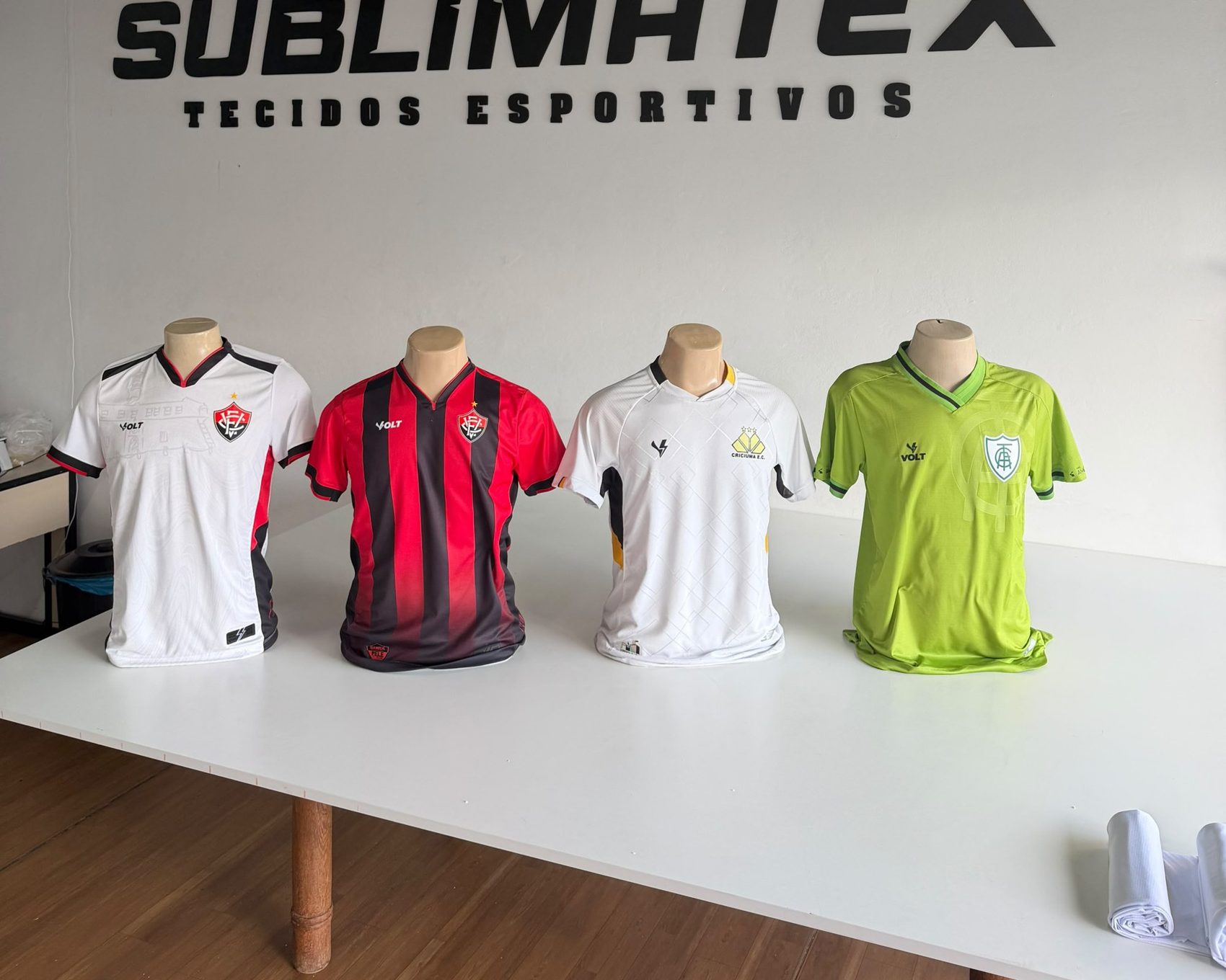 Loja da Sublimatex em Curitiba, com peças confeccionadas pelos clientes