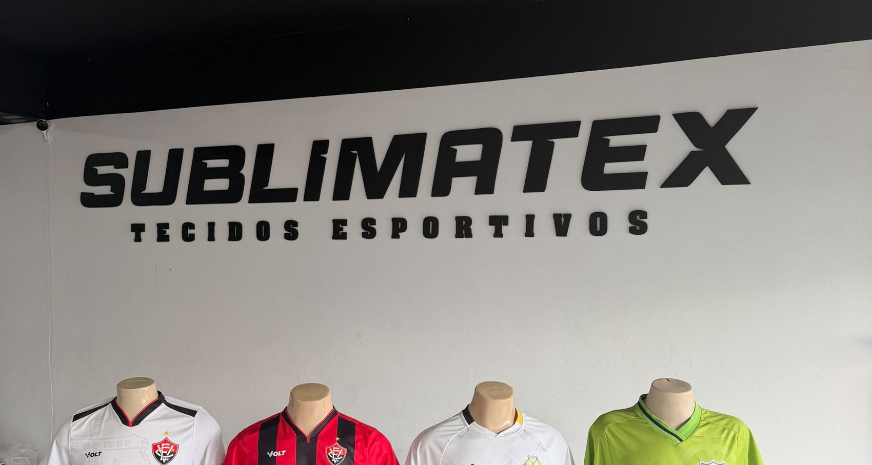 Parede da loja da Sublimatex, com peças confeccionadas pelos clientes